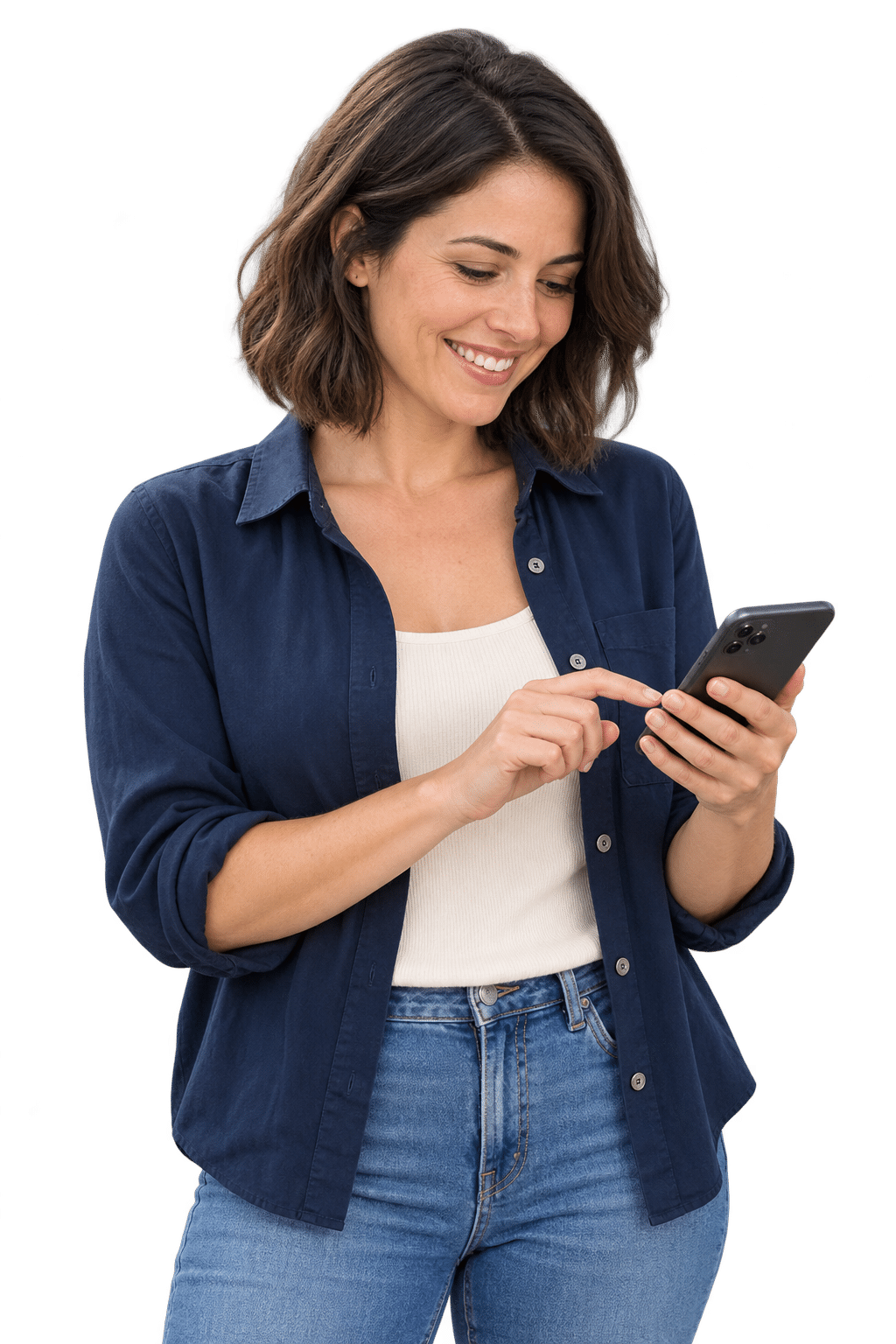 Une entrepreneuse sourit en consultant son téléphone.